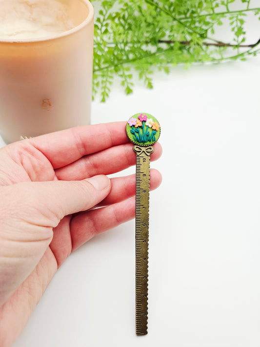 Bookmark vintage tape measure - green flower field
