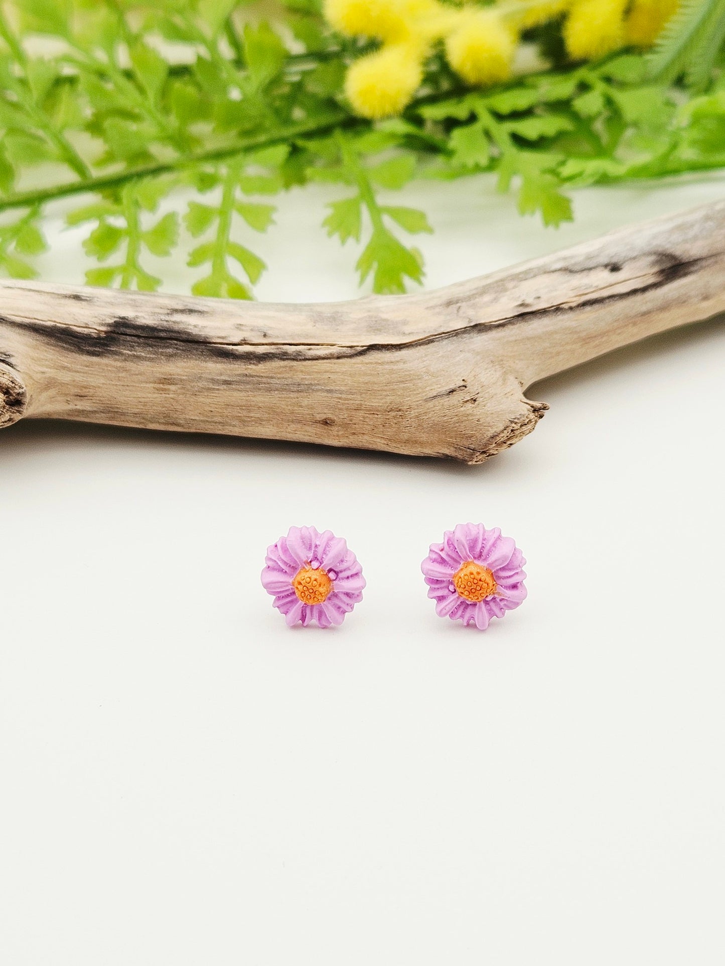 Earring studs - cute lilac daisies