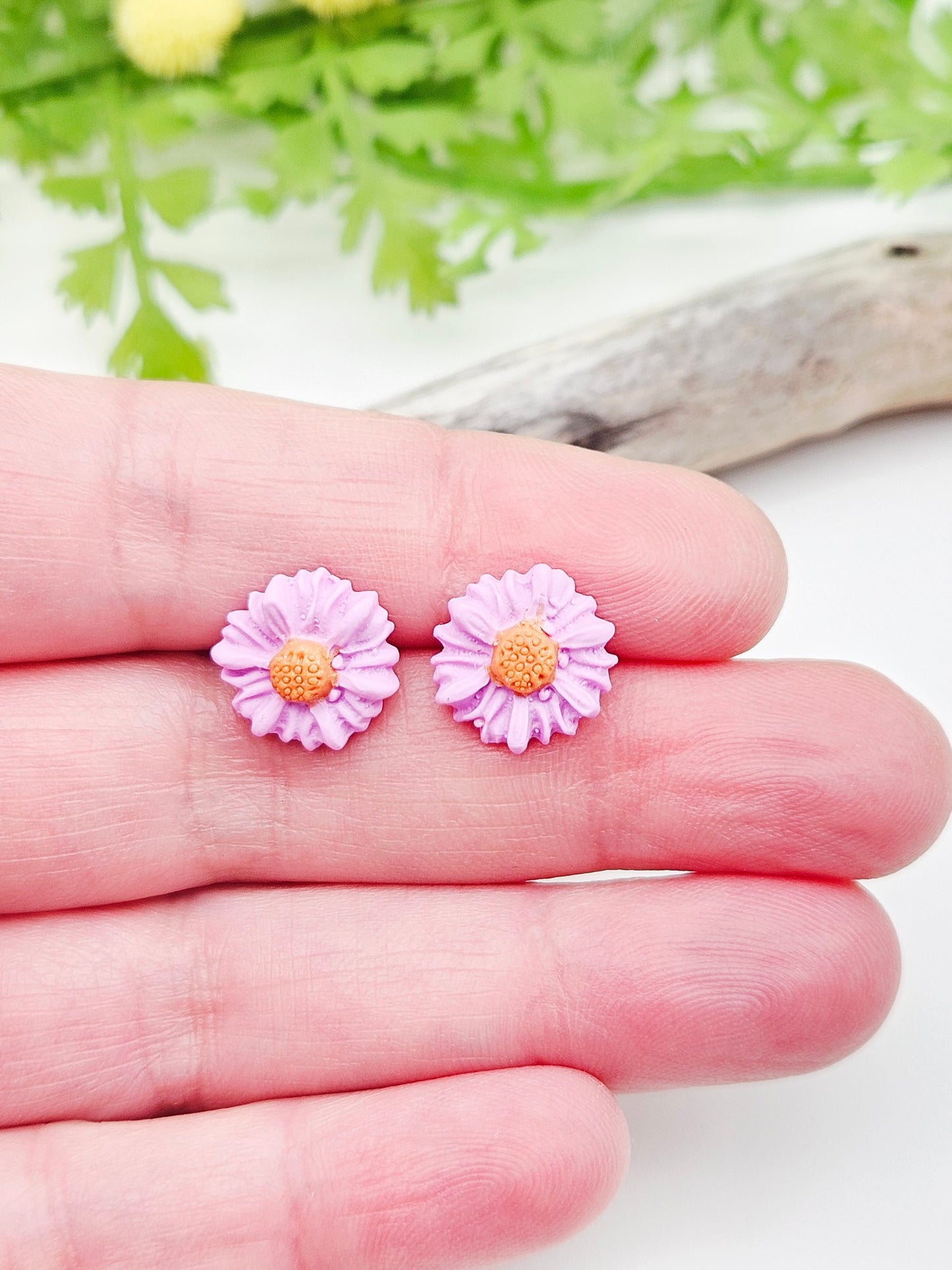 Earring studs - cute lilac daisies