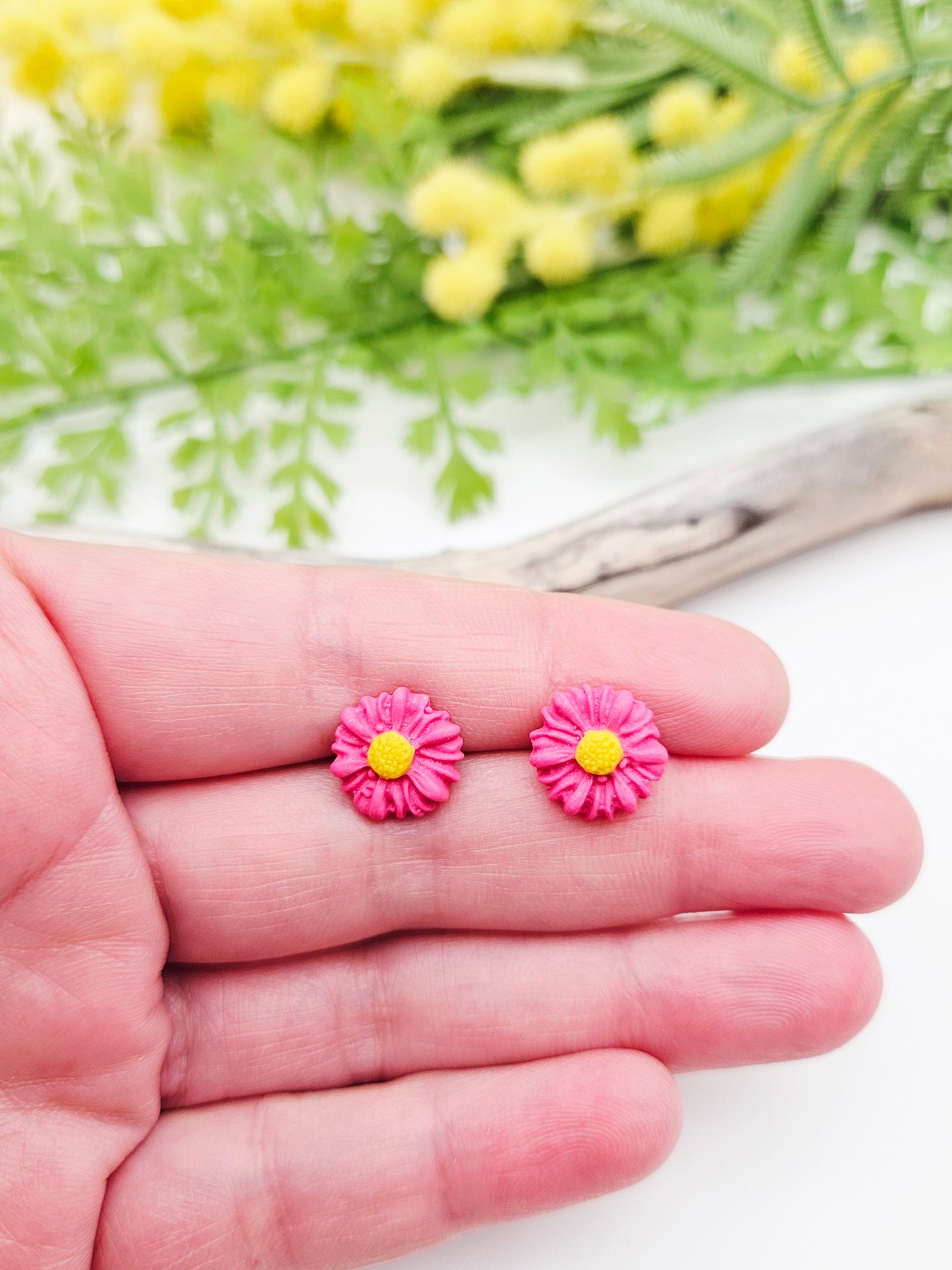 Earring studs - cute pink daisies